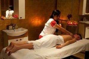 Full Service Spa In Delhi by young and beautiful girls